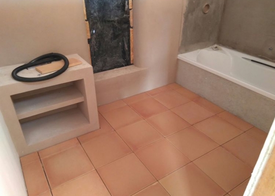 Salle de bain dans une maison au toit de chaume à Alcúdia