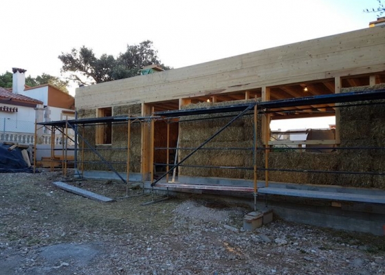Building straw bales green house in Bahia Grande - Mallorca