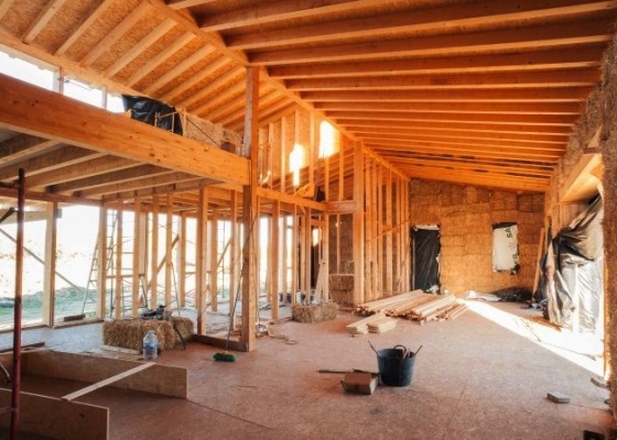 Construcción casa de paja con entramado de madera